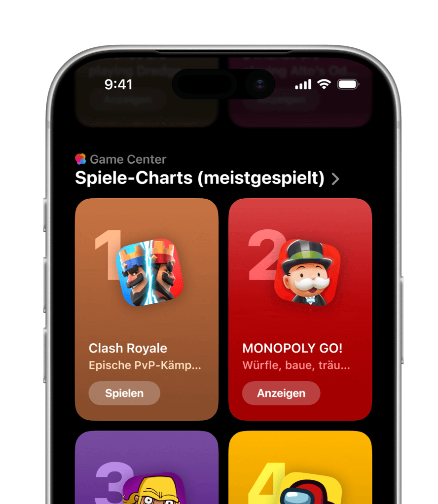 Ein iPhone im Hochformat zeigt die Startseite der Apple Games-App. Darauf zu sehen sind die Spiele-Charts der meistgespielten Spiele. Nummer eins ist Clash Royale und Nummer zwei ist Monopoly Go.