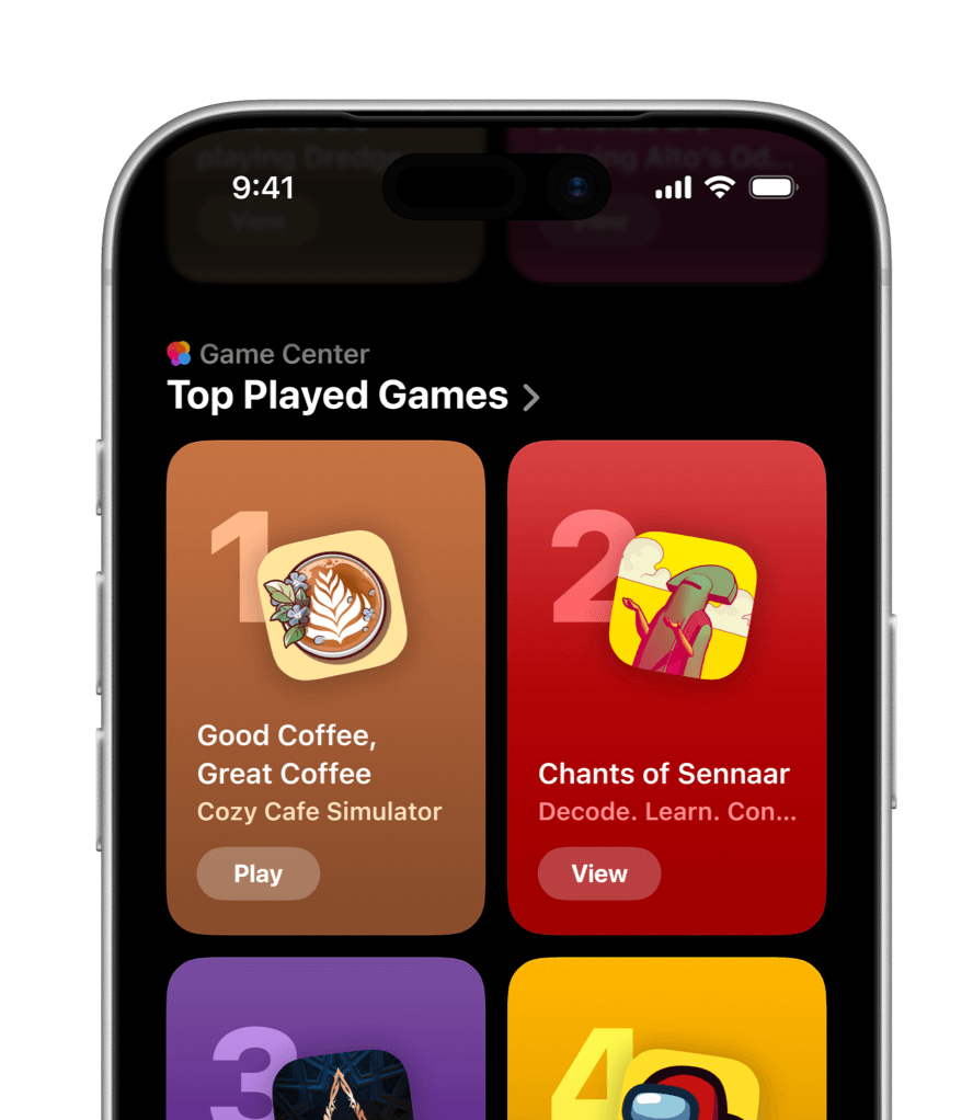Pestaña de Inicio en la app Apple Games en un iPhone en modo vertical que muestra la sección Los más jugados. El número 1 es Buen café, Gran café y el número 2 es Chants of Sennaar.