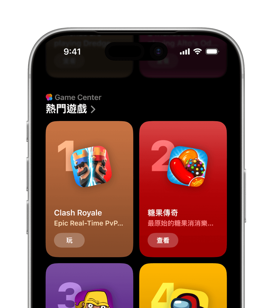 一部直立的 iPhone 上顯示着「Apple Games」App「首頁」分頁的「熱門遊戲」部分，其中第一名的遊戲為《Clash Royale》，第二名為《糖果傳奇》