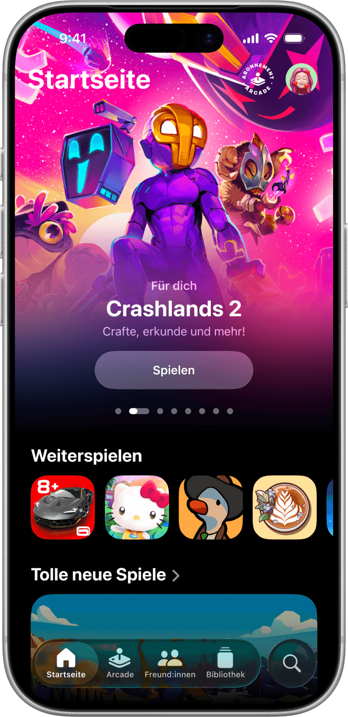 Ein iPhone im Hochformat zeigt die Startseite der Apple Games-App. Das hervorgehobene Spiel ist „Crashlands 2“, es steht unter einer „Für dich“-Überschrift. Auf der Kachel des Spiels ist der Protagonist zu sehen, der einen lila Anzug und eine orangefarbene Maske trägt. Er steht vor einem pinken Hintergrund, der mit Sternen und verschiedenen Kreaturen gefüllt ist. Unter dem Spiel beginnt ein neuer Abschnitt mit der Überschrift „Weiterspielen“, darunter stehen einige Spiele-Icons. Unter den Spiele-Icons beginnt der nächste Abschnitt namens „Tolle neue Spiele“.