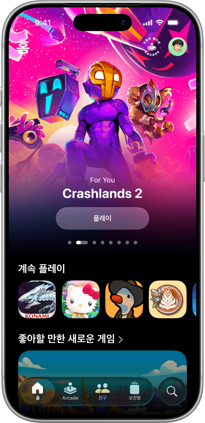 세로 모드의 iPhone 화면이 Apple Games 앱의 ‘홈’ 탭을 보여줍니다. 상단에는 ‘For You’라는 작은 글씨 아래 추천 게임으로 ‘Crashlands 2’가 소개되며, 보라색 복장에 주황색 가면을 쓴 주인공이 분홍빛 별이 떠 있는 하늘과 괴생명체들을 배경으로 서 있습니다. 그 아래에는 사용자가 최근에 즐긴 게임 아이콘이 모인 ‘계속 플레이’ 목록이 이어지고, 그 밑에는 ‘좋아할 만한 새로운 게임’ 섹션이 표시되어 있습니다.
