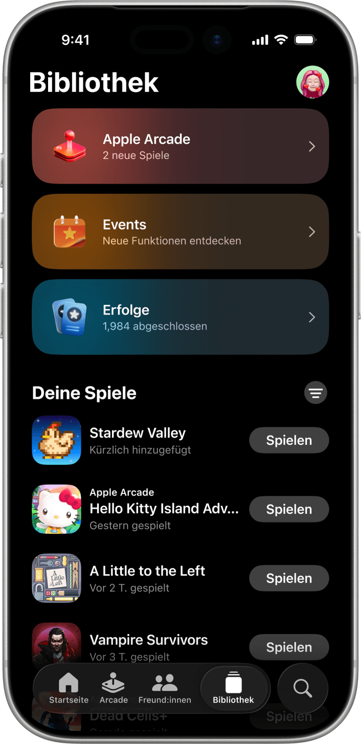Ein iPhone im Hochformat zeigt die Bibliothek der Apple Games-App. Ganz oben sind drei Features zu sehen: Apple Arcade, Events und Erfolge. Darunter findet sich ein Bereich namens „Deine Spiele“, in dem die Spiele „Stardew Valley“, „Hello Kitty Island Adventure“, „A Little to the Left“ und „Vampire Survivors“ gelistet sind.