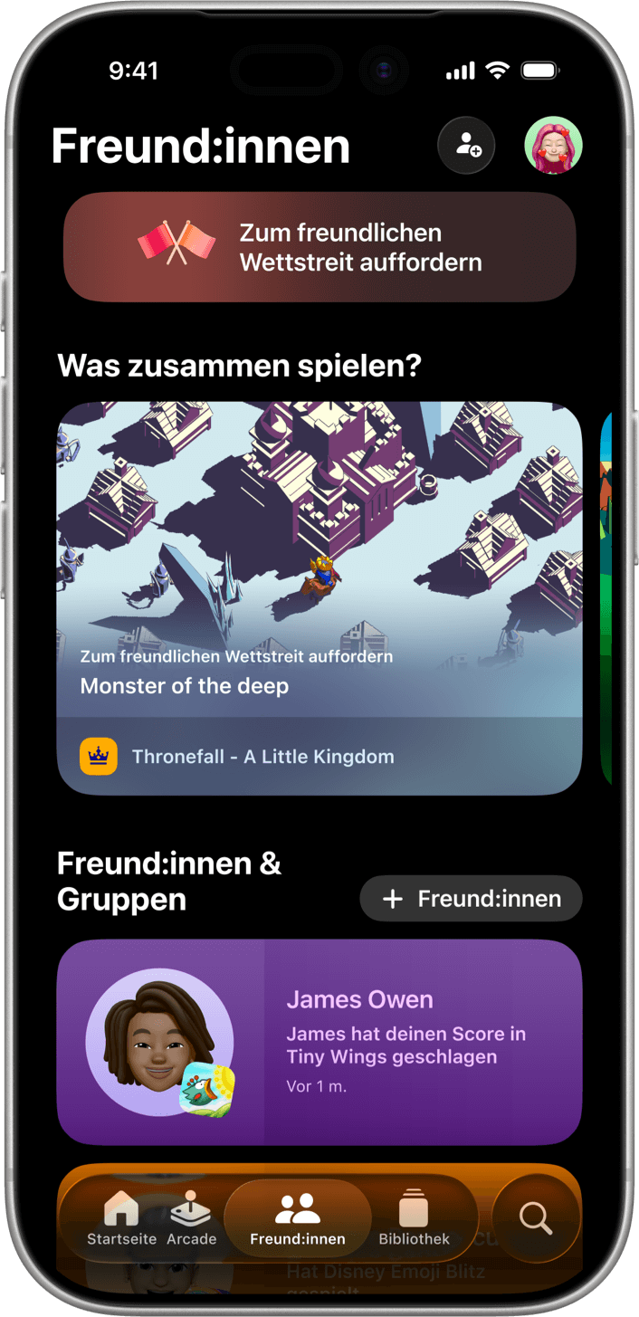Ein iPhone im Hochformat zeigt den Freund:innen-Tab der Apple Games-App. Ganz oben steht eine Kachel mit der Aufschrift „Zum freundlichen Wettstreit auffordern“. Darunter beginnt ein neuer Bereich namens „Was zusammen spielen?“, in dem Apps mit ihrem Titelbild in einem Karussell gelistet sind. Unter den Apps beginnt der Abschnitt „Freund:innen & Gruppen“.
