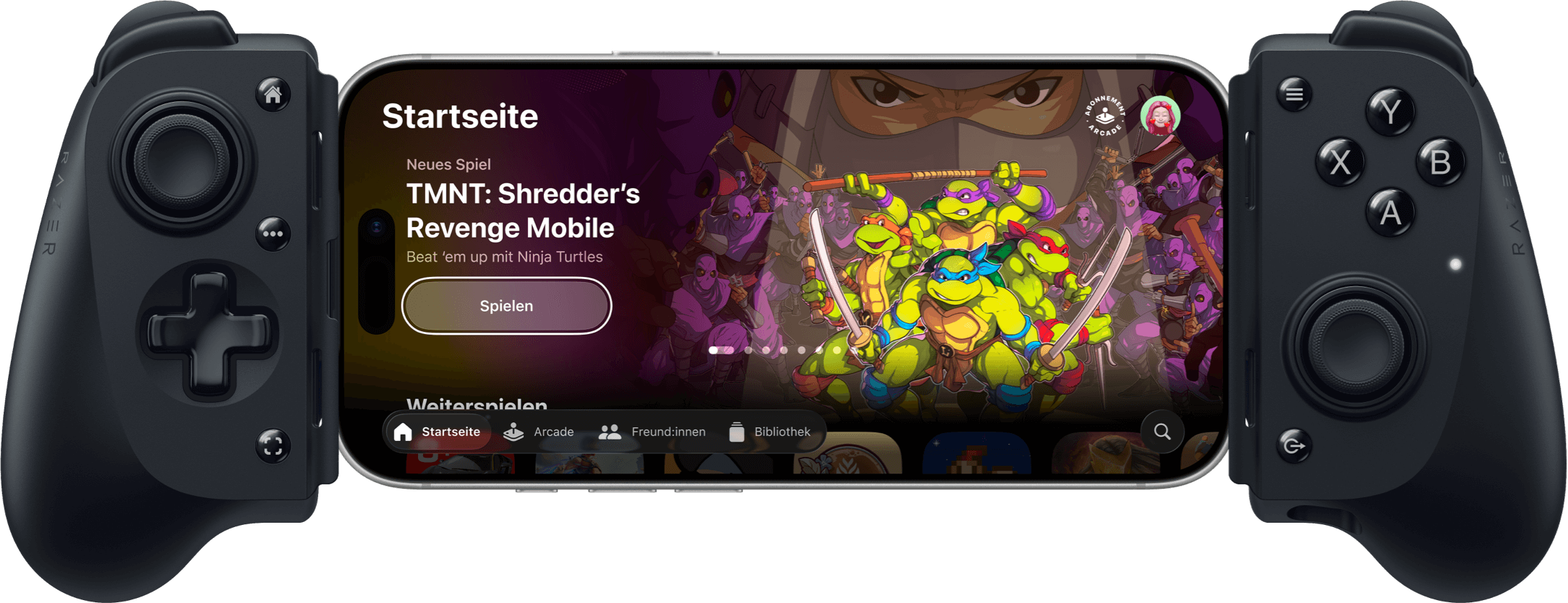 Ein Razer Kishi-Spielecontroller umschließt ein iPhone im Querformat. Auf dem Bildschirm des iPhone ist die Startseite der Apple Games-App zu sehen, welche das hervorgehobene Spiel „TMNT: Shredder’s Revenge Mobile“ zeigt. Auf dem Titelbild des Spiels stehen vier Ninja Turtles umgeben von Soldat:innen. Im Hintergrund ist Shredders bedrohliches Gesicht zu sehen.