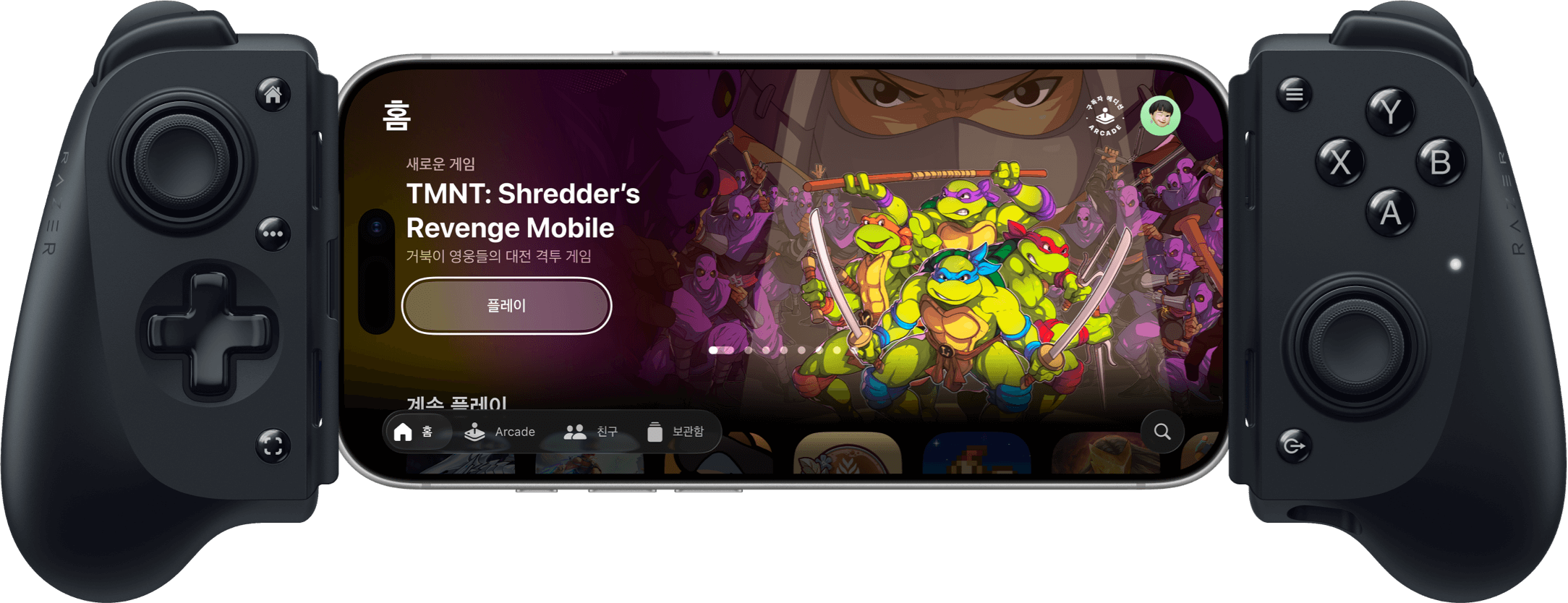 Razer Kishi 게임 컨트롤러에 iPhone이 가로 모드로 연결돼 있고, iPhone은 Apple Games 앱의 ‘홈’ 화면을 보여줍니다. 화면에는 ‘TMNT: Shredder’s Revenge Mobile’이 소개됩니다. 네 마리의 거북이가 중앙에 서 있고, 그들을 둘러싼 풋 솔저들과 배경 속 슈레더가 긴장감 넘치는 장면을 연출합니다.