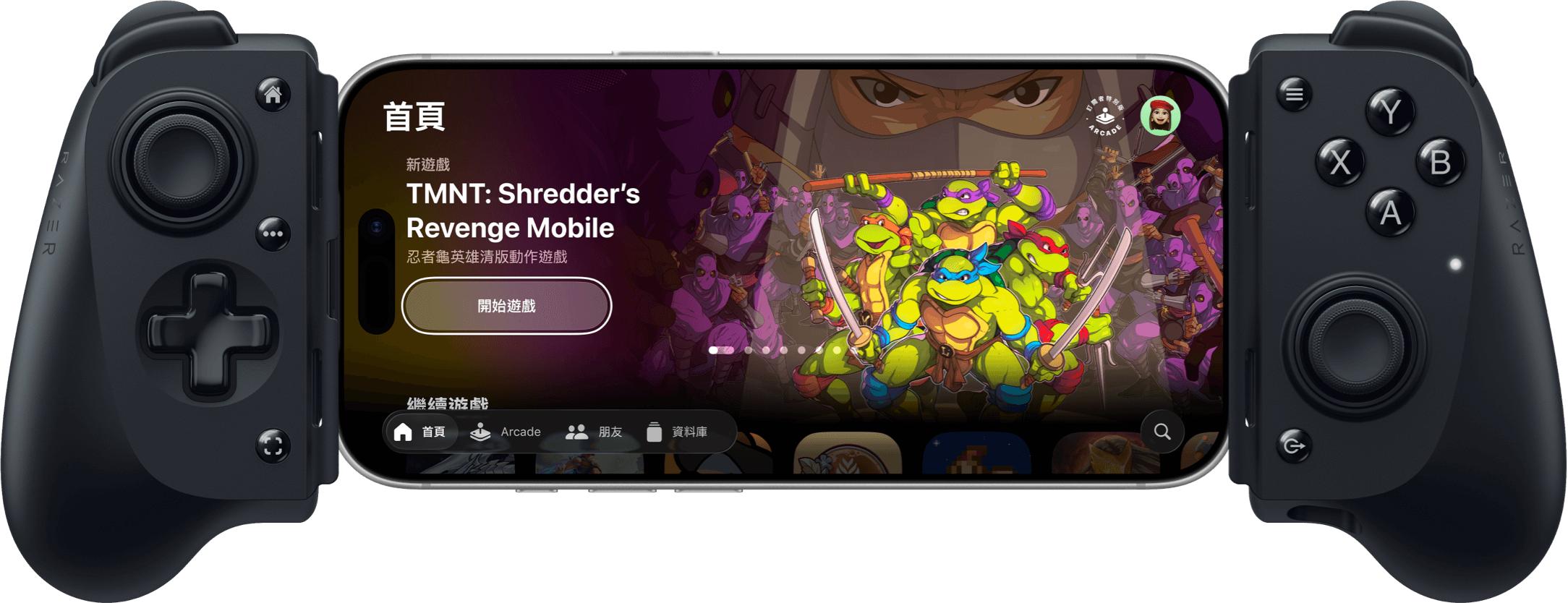 Razer Kishi 遊戲控制器，連結了以橫向擺置的 iPhone，螢幕上是 Apple Games App 的「首頁」畫面，畫面中顯示了《TMNT: Shredder's Revenge Mobile》，還有被步兵包圍的四隻忍者龜，背景則是許瑞德。
