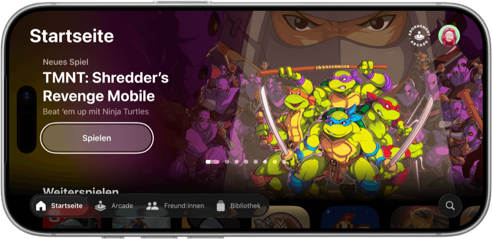 Die Apple Games-Startseite auf einem iPhone im Querformat. Darauf zu sehen ist der Spieletitel „TMNT: Shredder’s Revenge Mobile“ und vier Ninja Turtles, die von Soldat:innen umgeben sind. Im Hintergrund ist Shredders bedrohliches Gesicht zu sehen.