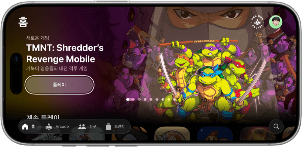 가로 모드의 iPhone 화면에 Apple Games 앱의 ‘홈’ 화면이 보이고, ‘TMNT: Shredder’s Revenge Mobile’이 소개됩니다. 네 명의 닌자 거북이가 중앙에 서 있고, 그들을 둘러싼 풋 솔저들과 배경 속 슈레더가 긴장감 넘치는 장면을 연출합니다.